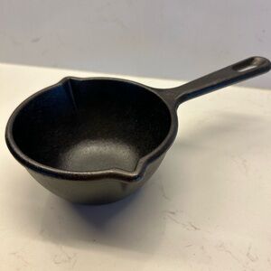 Lodge LMP3 Logic Pre-Seasoned Cast-Iron 14-Ounce Melting Pot (Black)